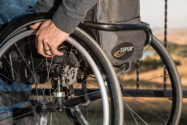 posouvání invalidního vozíku